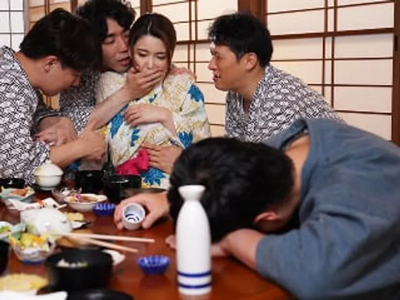 đưa vợ yêu đi suối nước nóng, anh xã không biết vợ bị người khác quan hệ sấp mặt