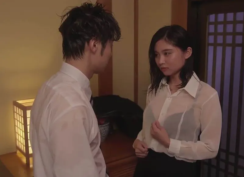 Lời thì thầm của em nhân viên với anh tiền bối đẹp trai: “chúng ta vào khách sạn trú mưa thôi”