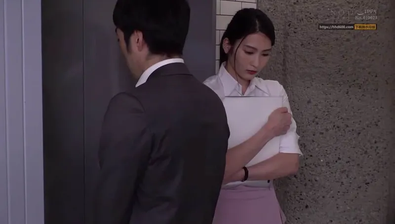 Em thư ký đáng buồn bị cấp trên bắt vào khách sạn phục vụ đối tác