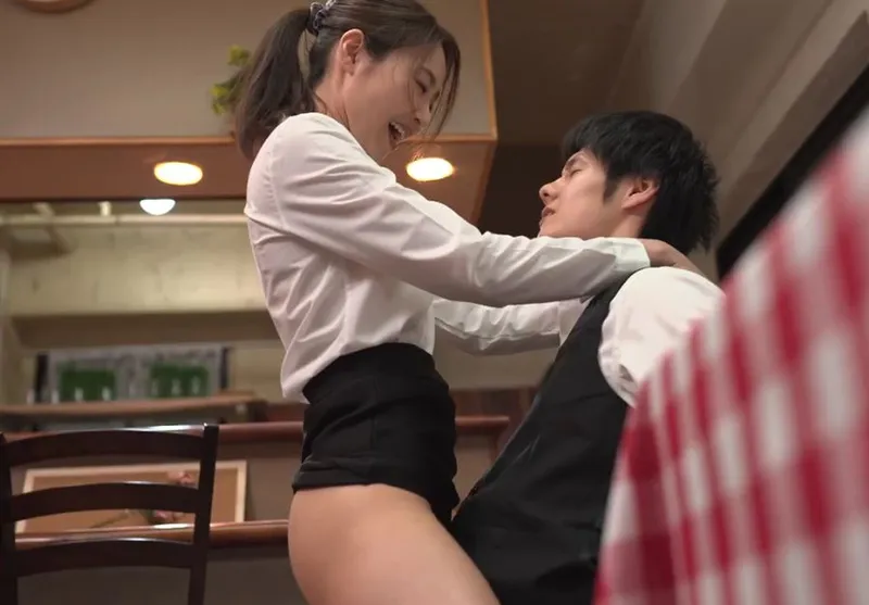 Cậu trai trẻ làm tình cô nhân viên nữ có ông xã nhưng chồng yêu “yếu”