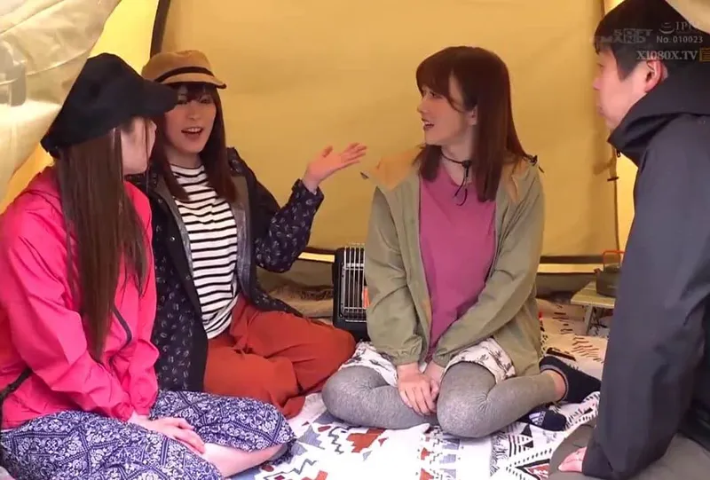 Chuyện lạ đời, chồng thay vợ đi cắm trại với mấy cô bạn của cô vợ ở khu phố…